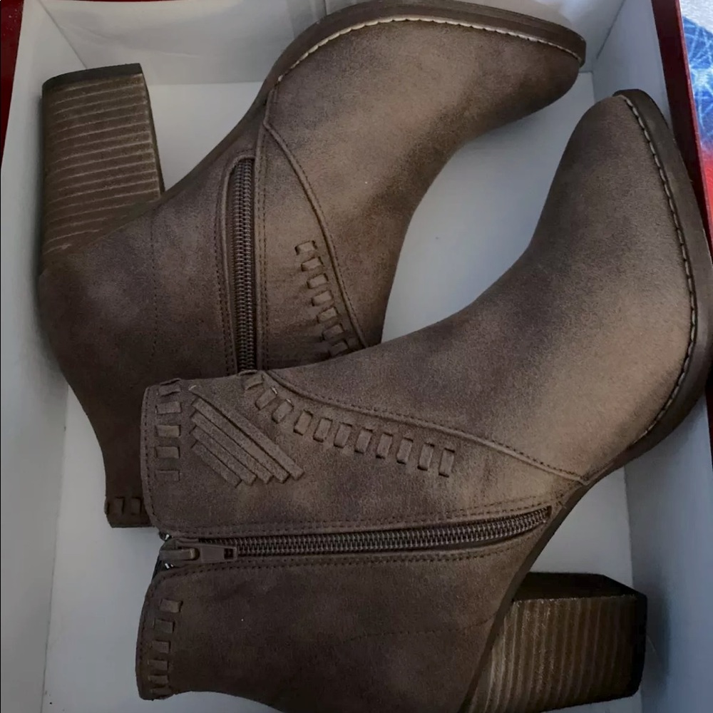 Zigisoho booties, brown, size 9 1/2